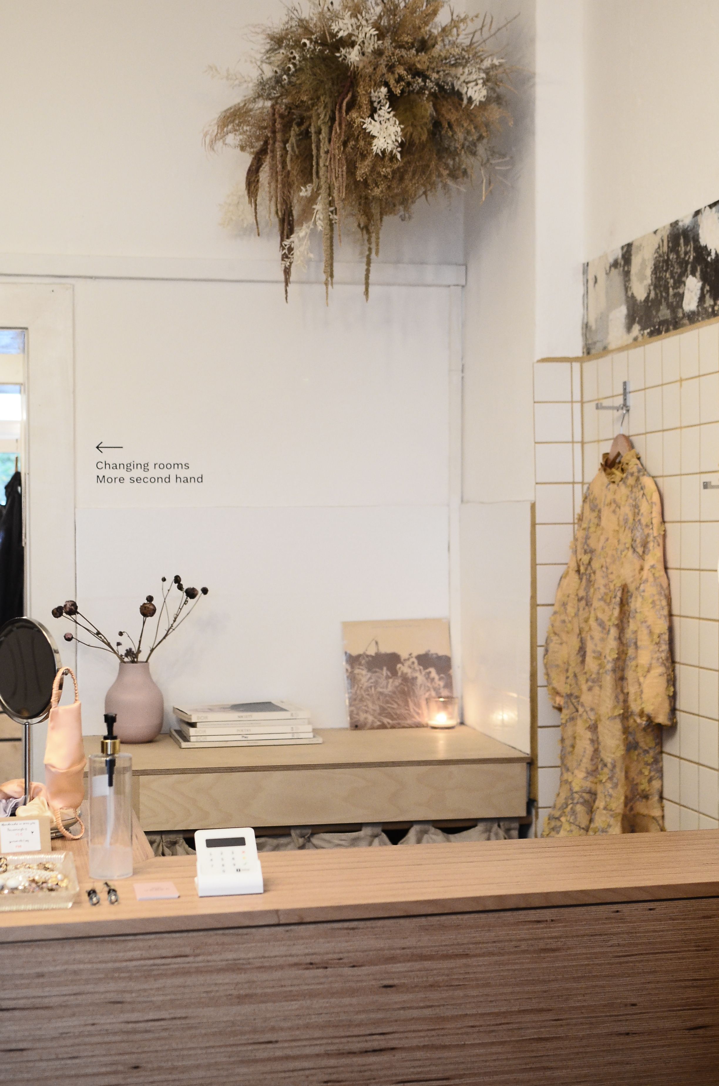 Interior counter in an independent clothes shop